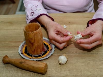 peeling garliic cloves to make garlic water